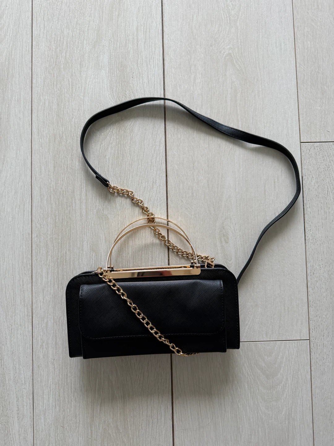 Black bag with gold hardware - photo 3
