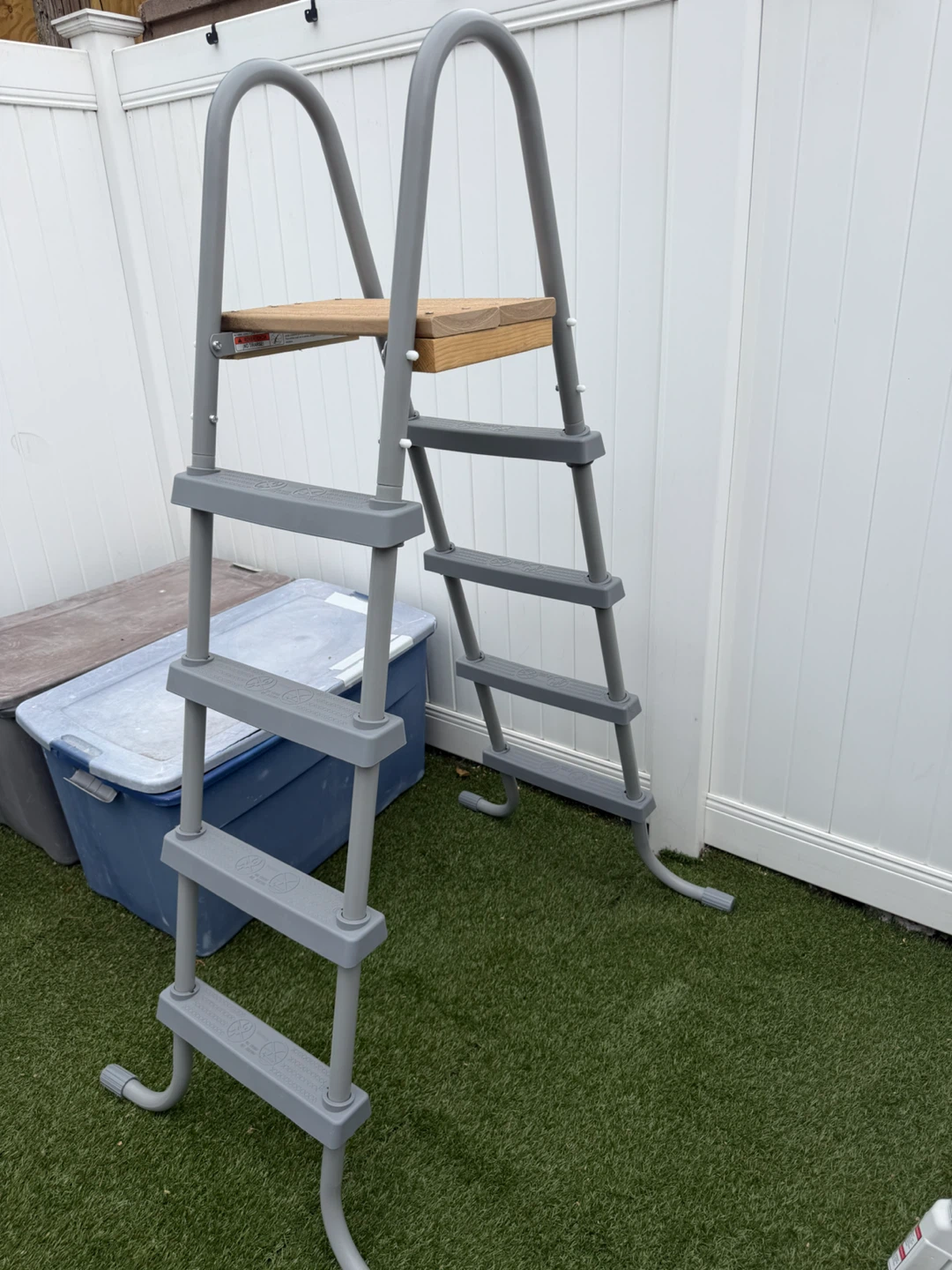 Pool ladder