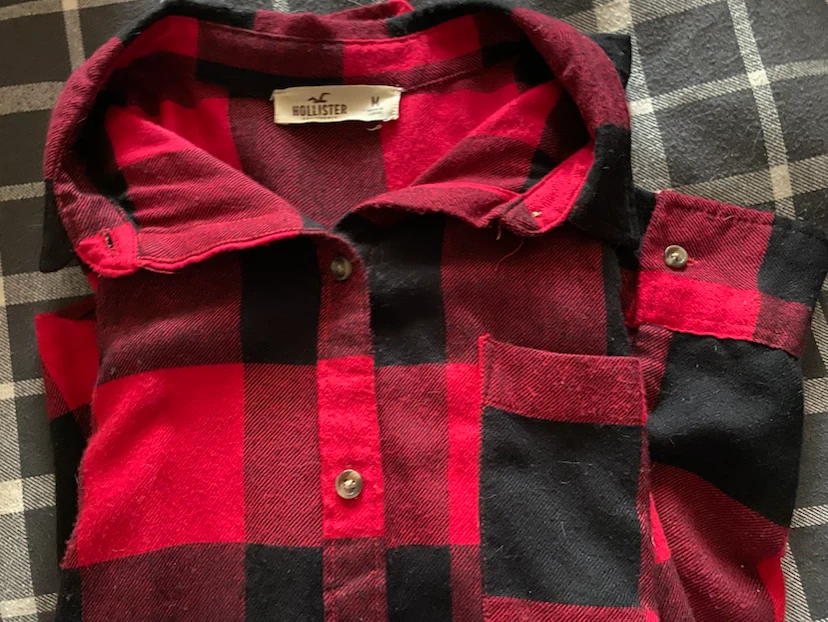 Hollister Red & Black Plaid Flannel Shirt - Medium