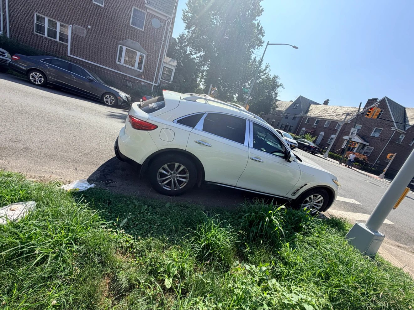White Infiniti SUV - photo 4