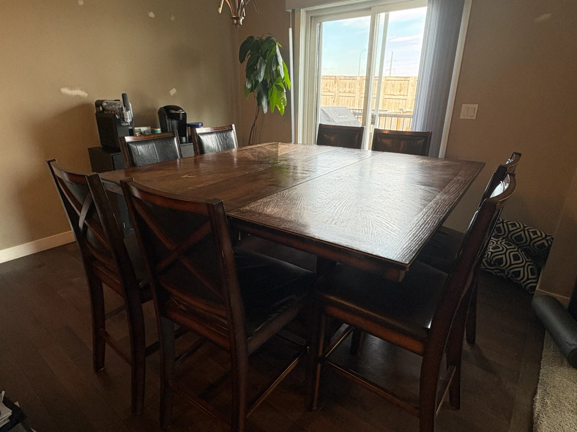 Beautiful dining table with 8 chairs