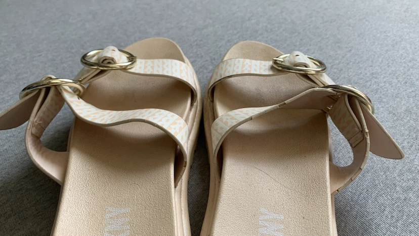 Tiny DKNY Sandals -  Size 1 / UK 12.5 (Girls or Petite Lady) - photo 4