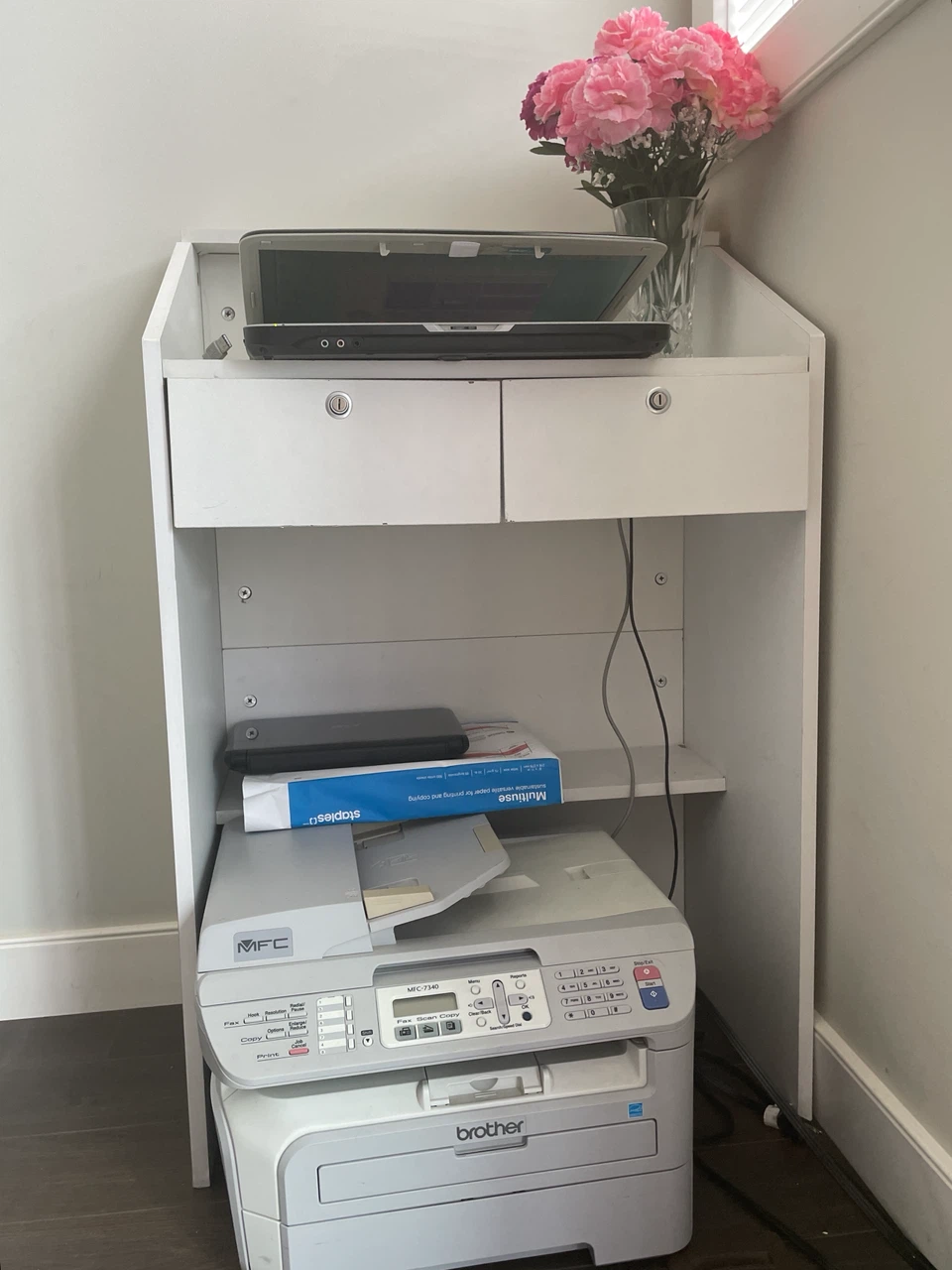 Computer desk -Perfect for small space - photo 2