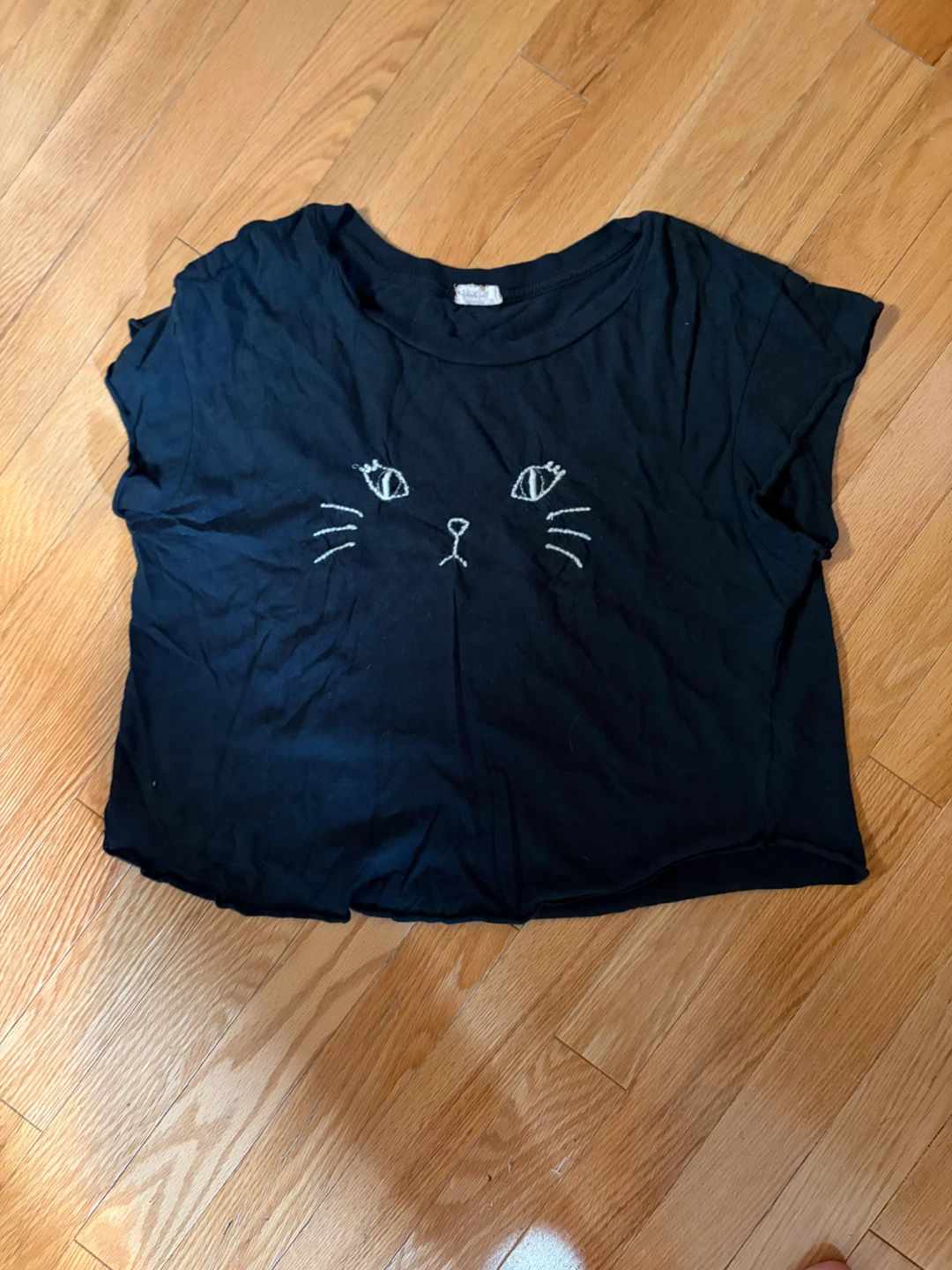 Black cropped t-shirt with embroidered cat face