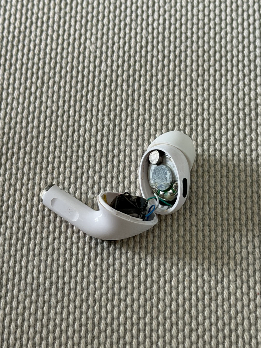 Apple AirPods Pro 2nd Gen - LEFT SIDE ONLY (As-Is / For Parts) - photo 4