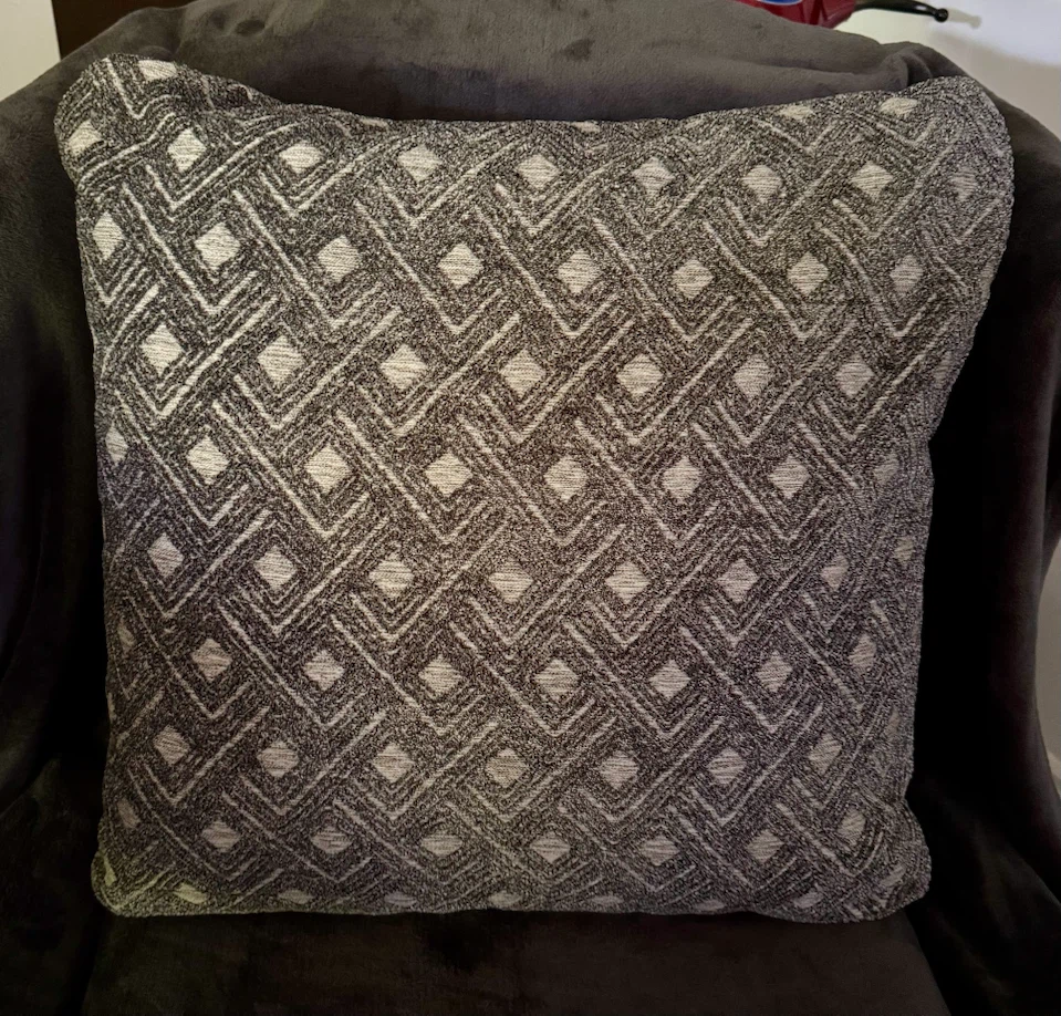 Two throw pillows - photo 2