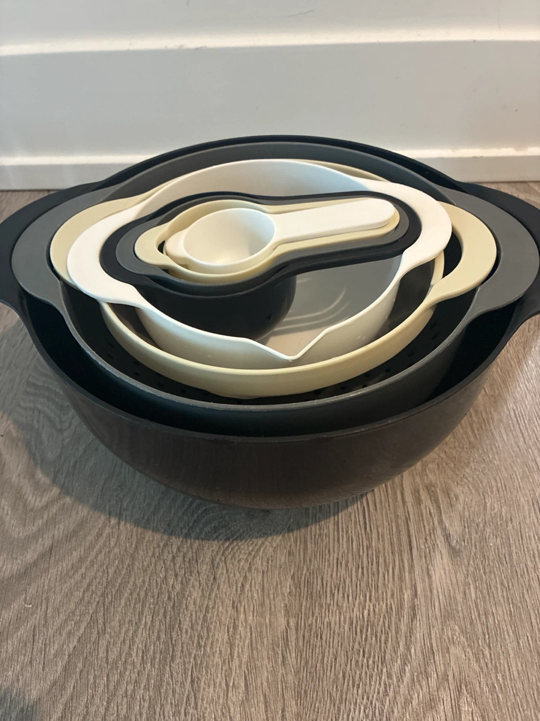 Nesting Mixing Bowls with Measuring Spoons