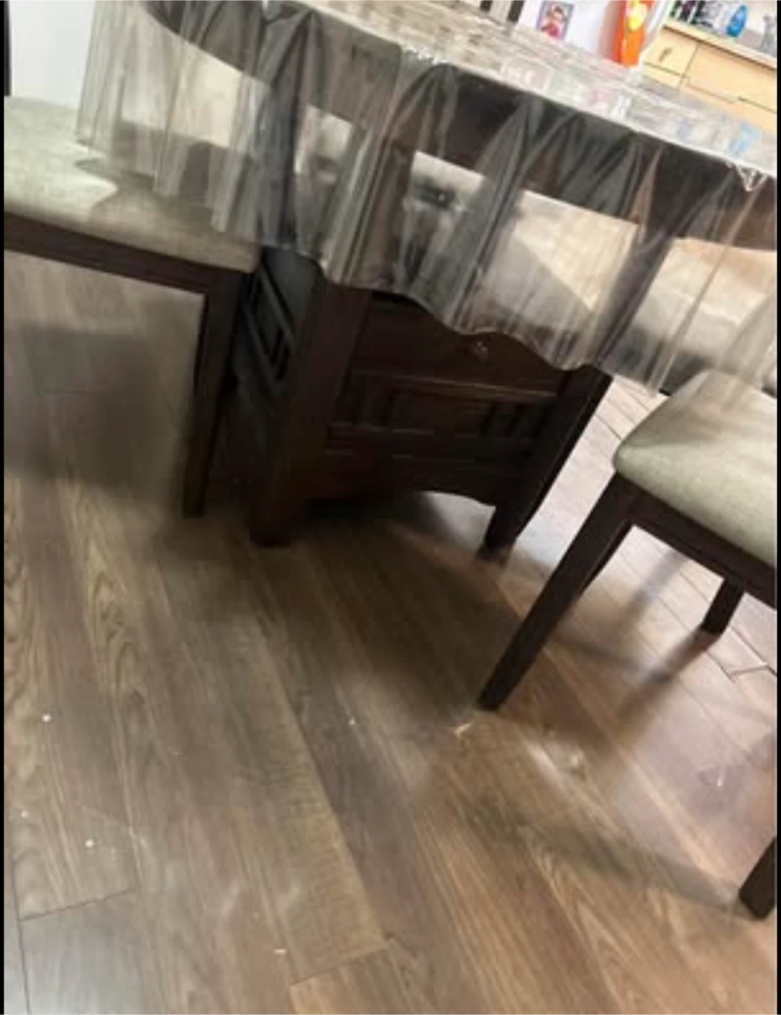A table and 4 chairs - photo 2