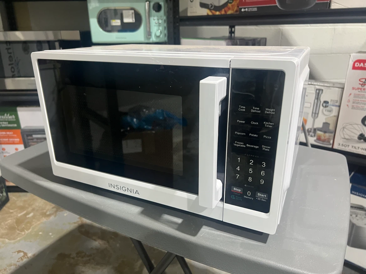 Insignia 0.7 Cu. Ft. Compact Microwave - White