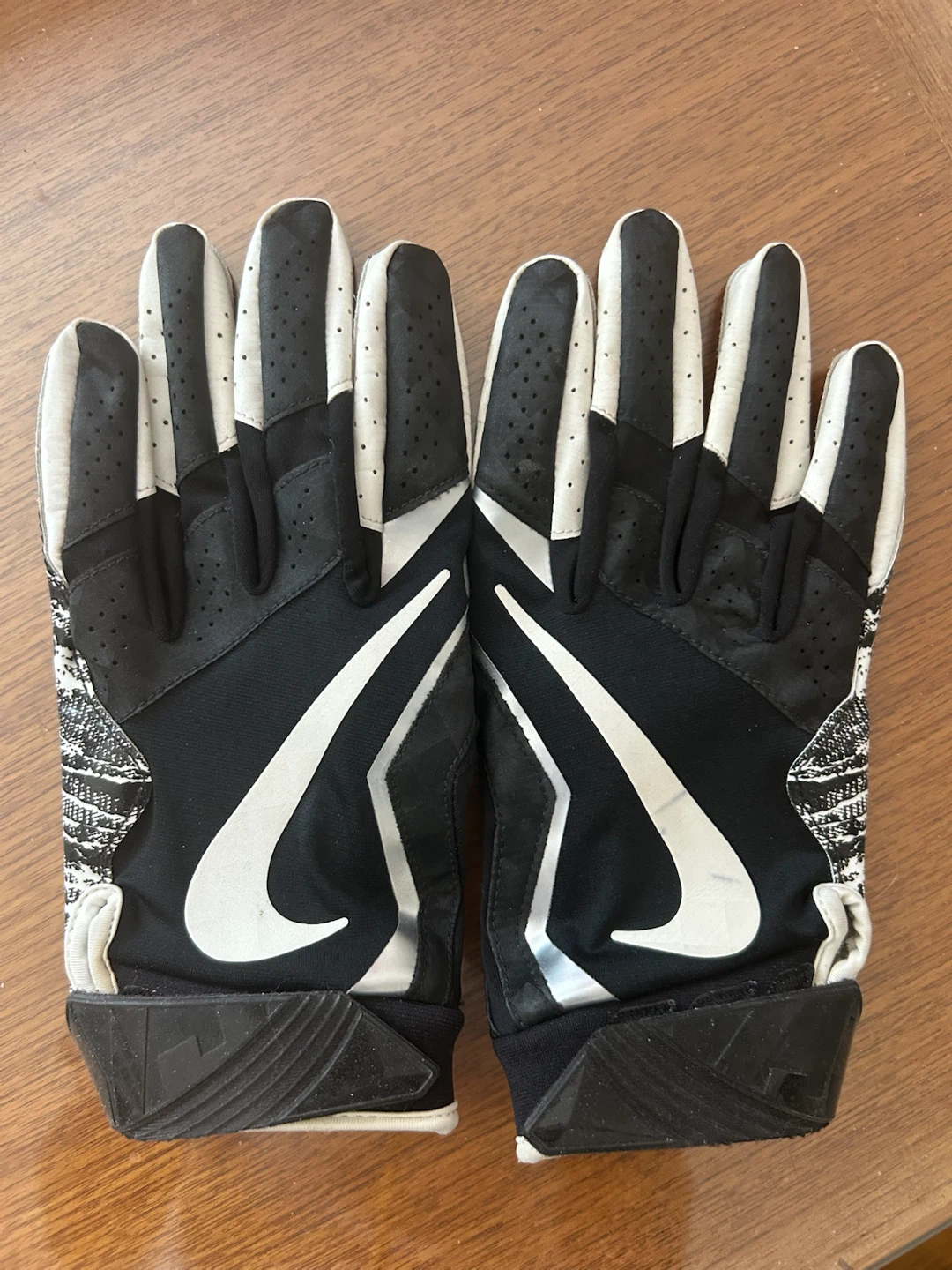 Nike Football Gloves - XL youth