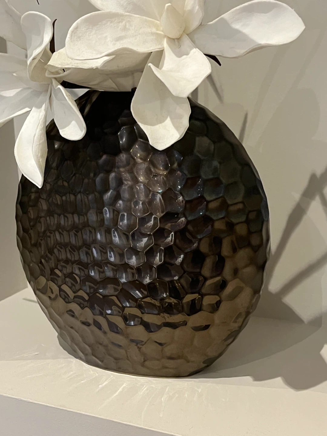 Hammered metal vase with artificial flowers - photo 2