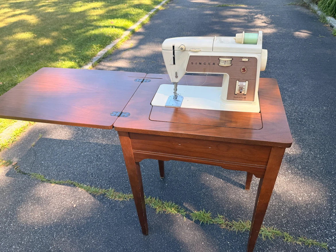 Singer Touch & Sew Sewing Machine with Cabinet