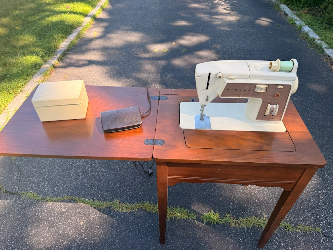 Singer Touch & Sew Sewing Machine with Cabinet - photo 2