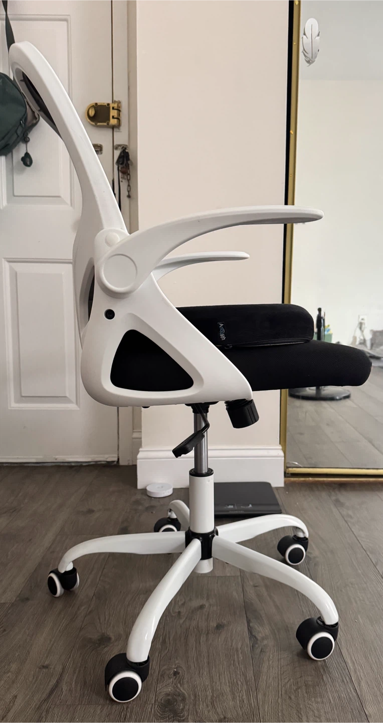 Desk 43” and ergonomic chair - photo 2