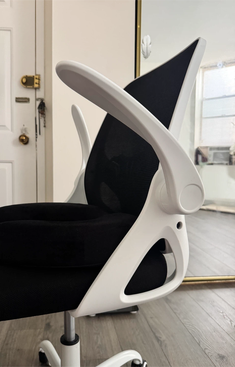 Desk 43” and ergonomic chair - photo 3