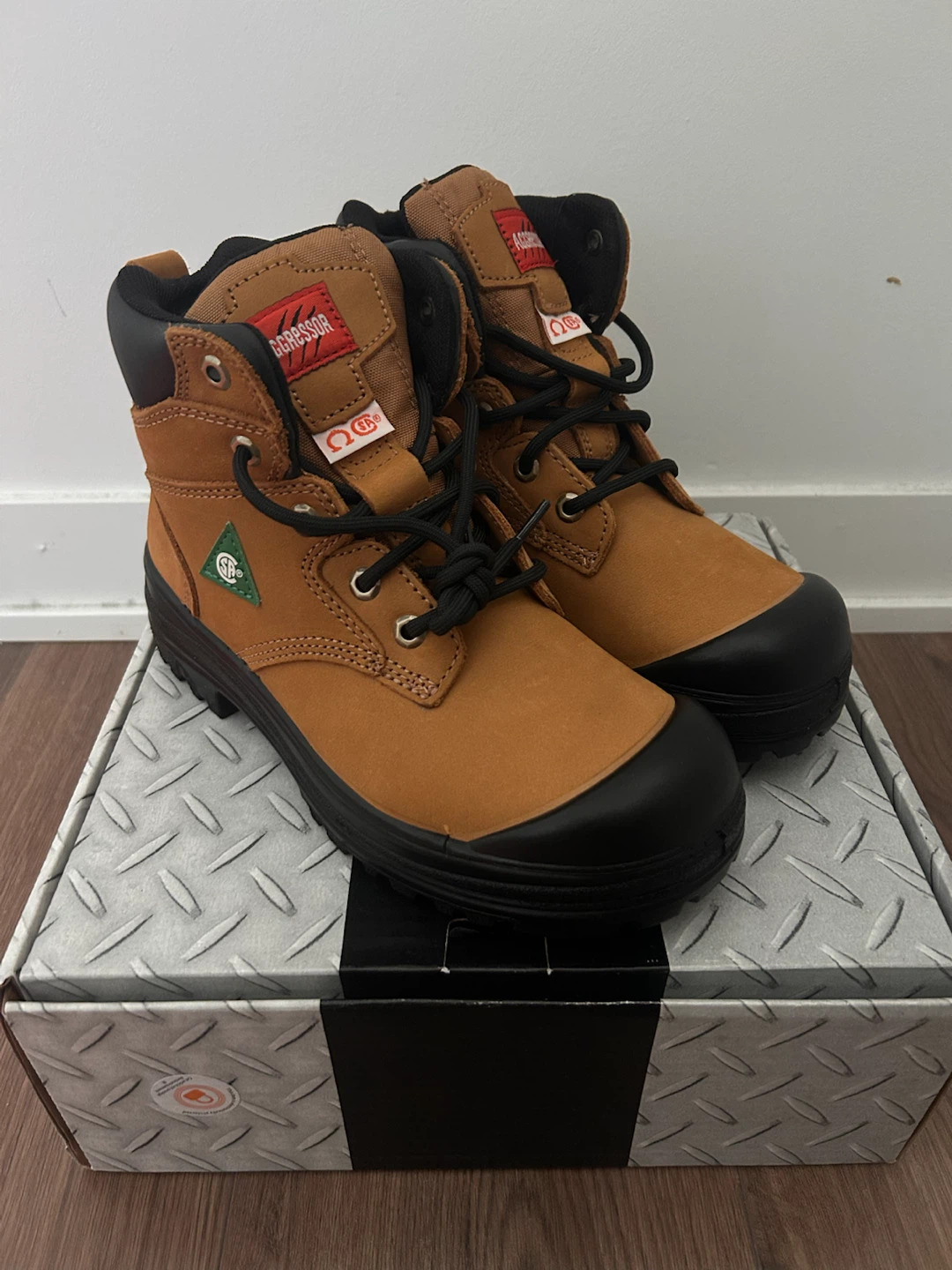BRAND NEW!!!! Negotiable price!!!! Women's Work Boots