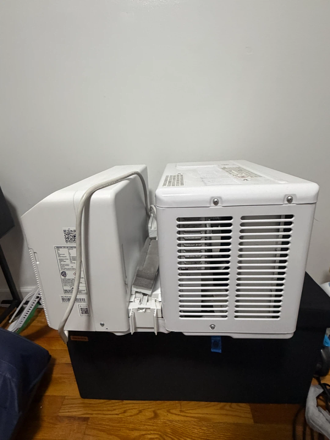 Midea Window Air Conditioner - photo 2