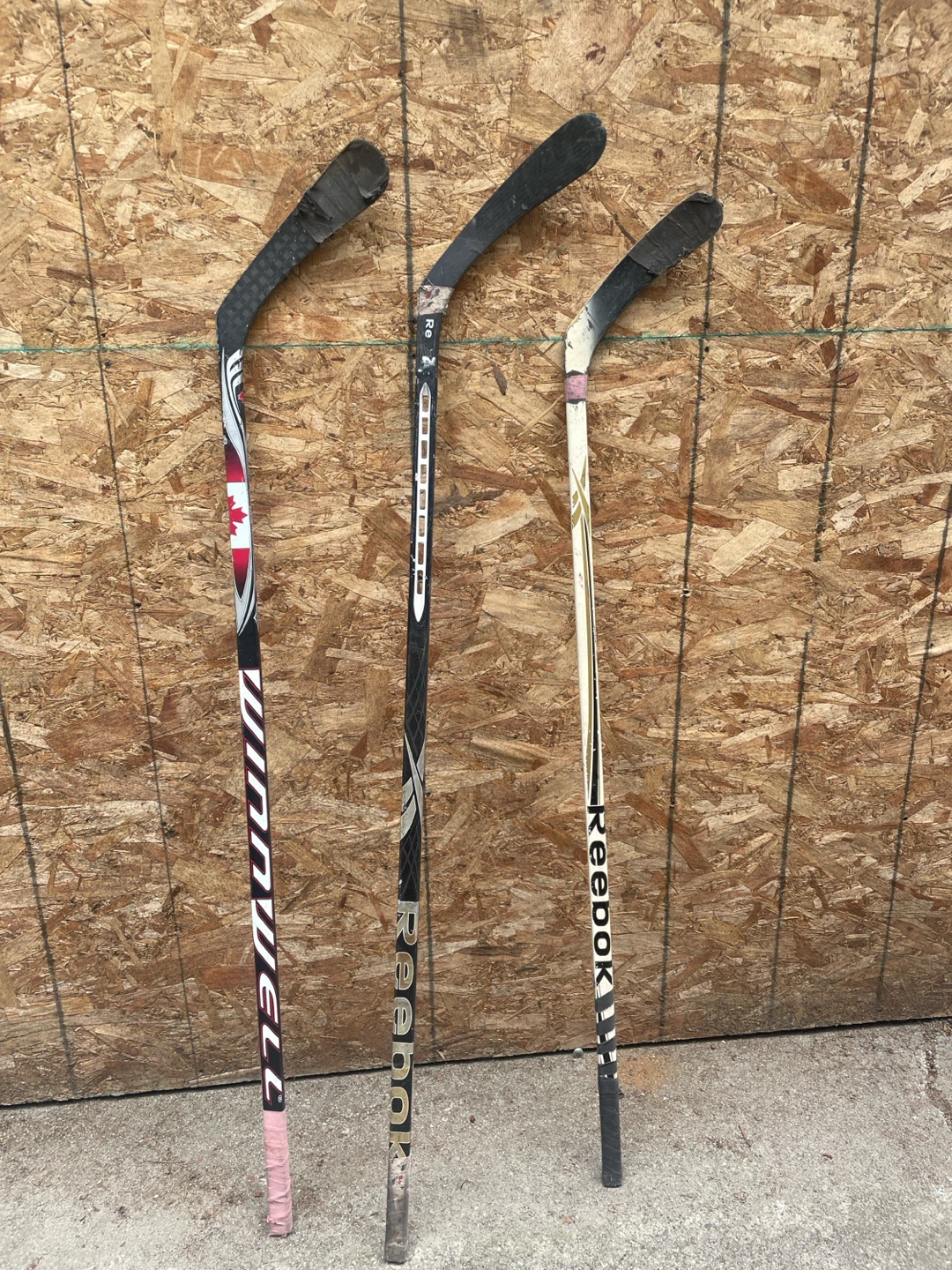 3 hockey sticks + ball hockey ball