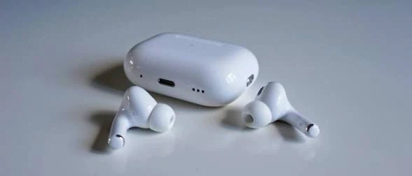 Apple AirPods Pro (2nd generation) with Charging Case - photo 2