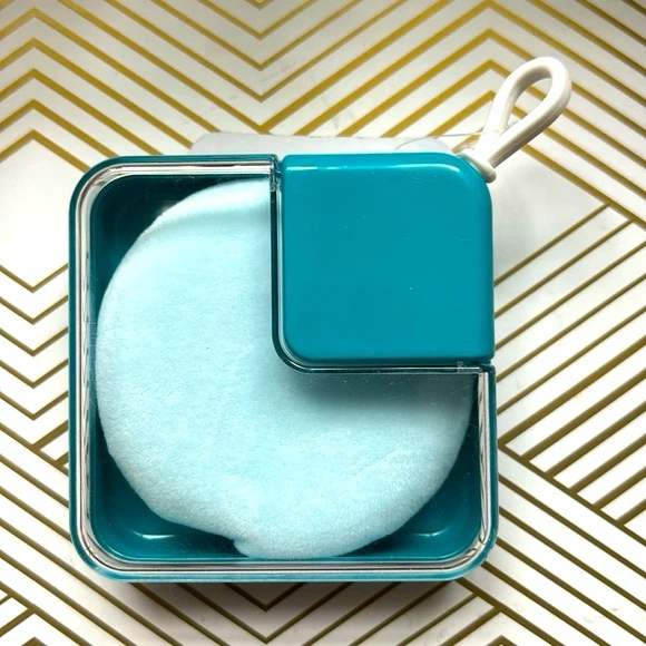⚽ Sassy + Chic Powder Puff with Case - photo 3