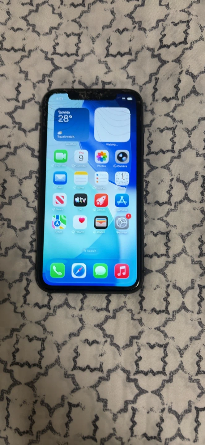 Apple iPhone 11 64GB - Cracked Screen