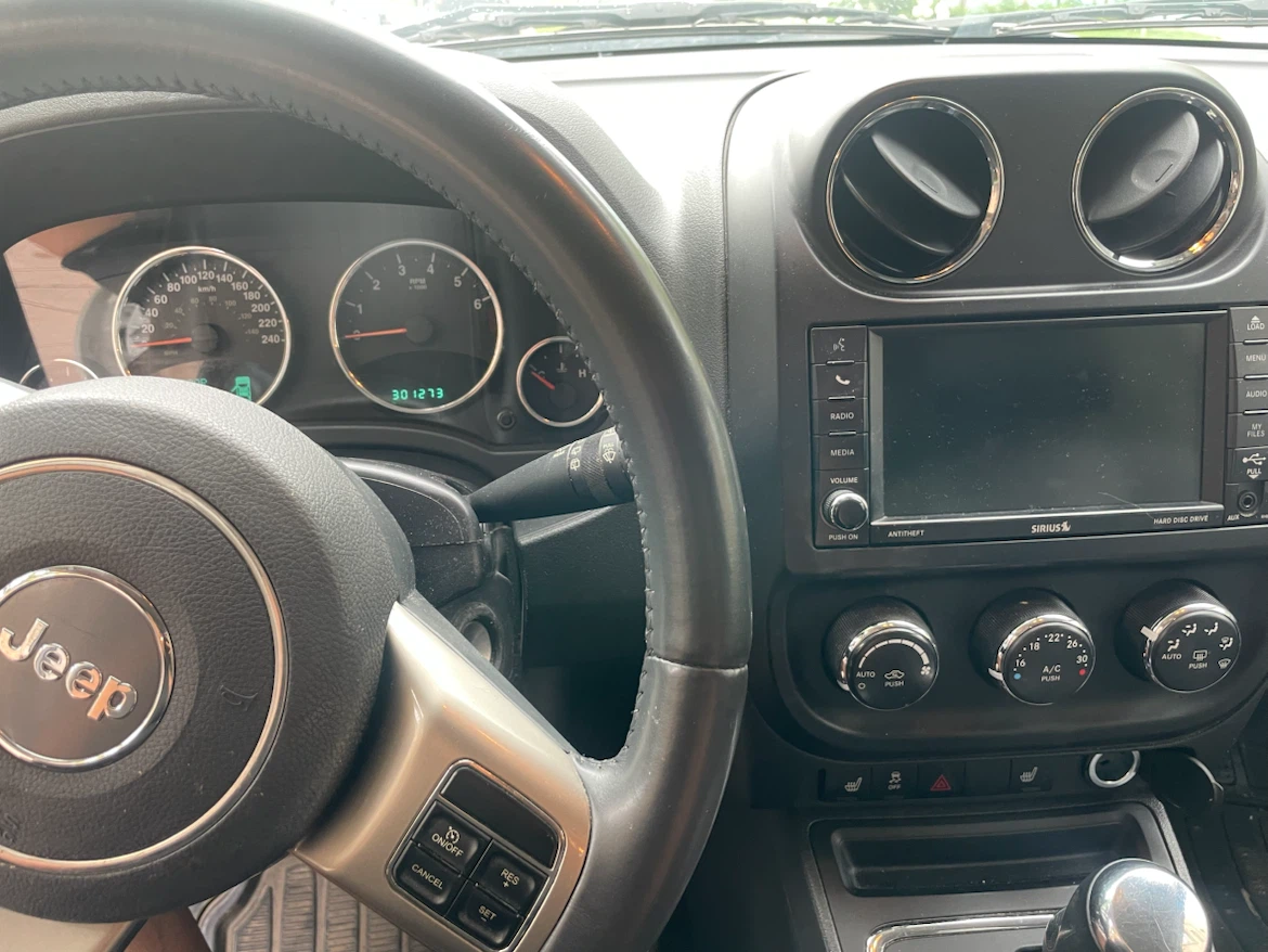 White Jeep Compass SUV - photo 3