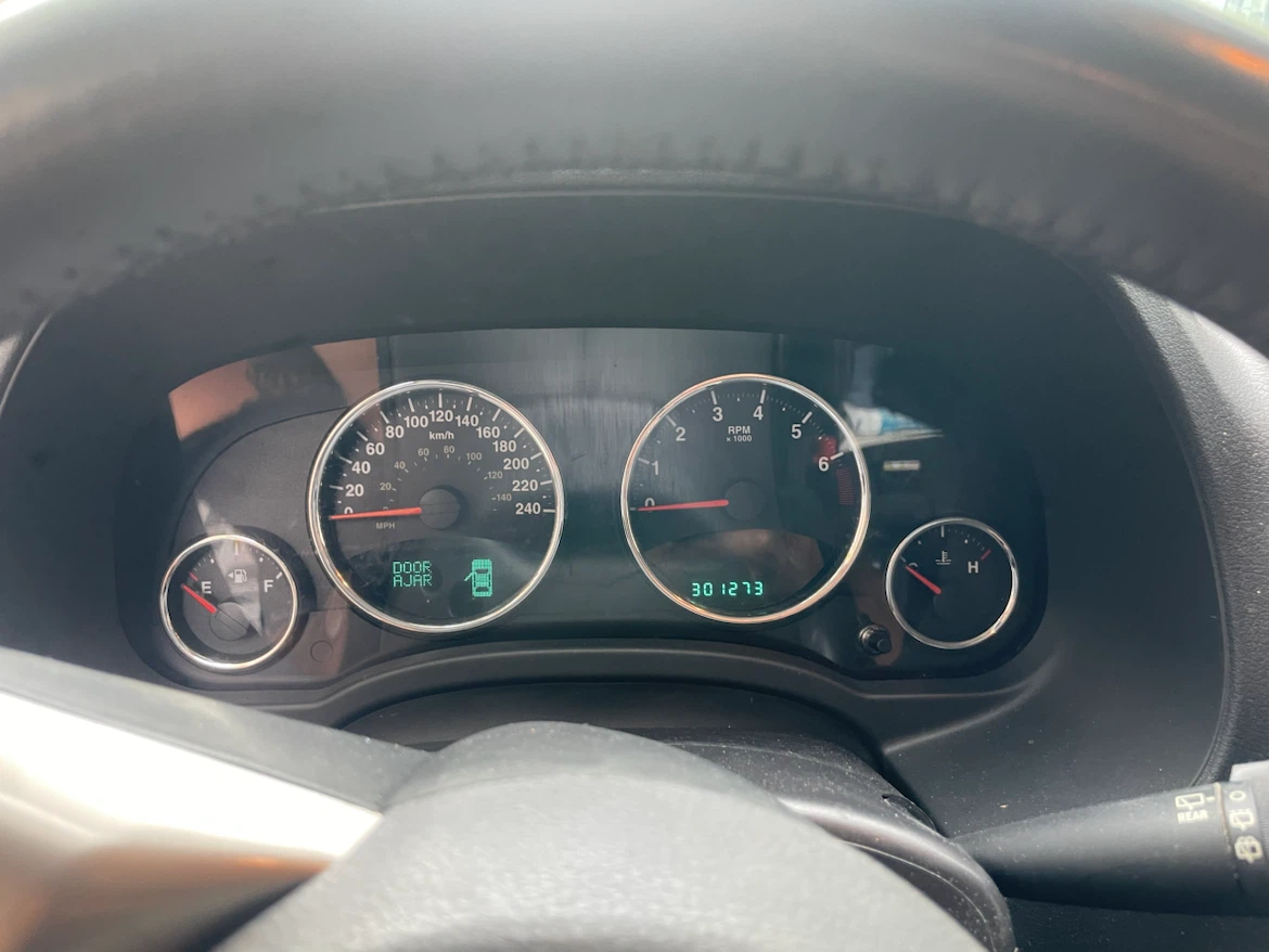 White Jeep Compass SUV - photo 4
