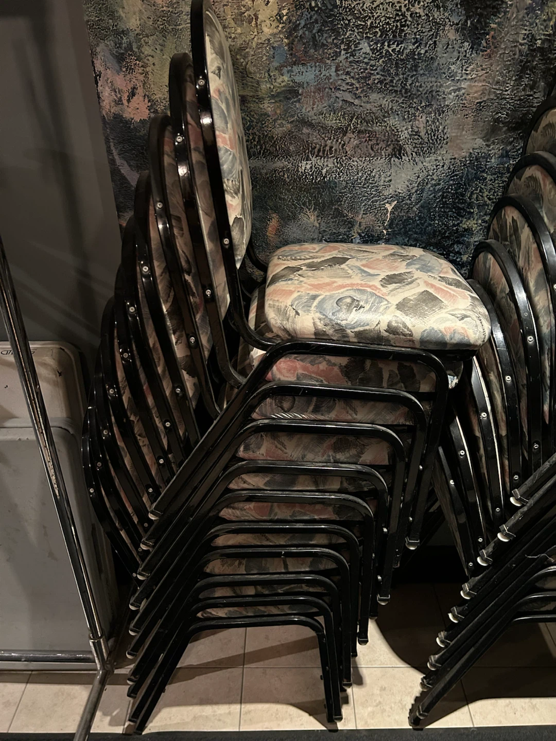 Stackable vinyl chairs - photo 2