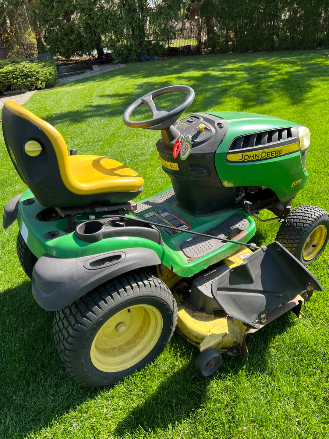 John Deere D170 riding lawnmower tractor - photo 2