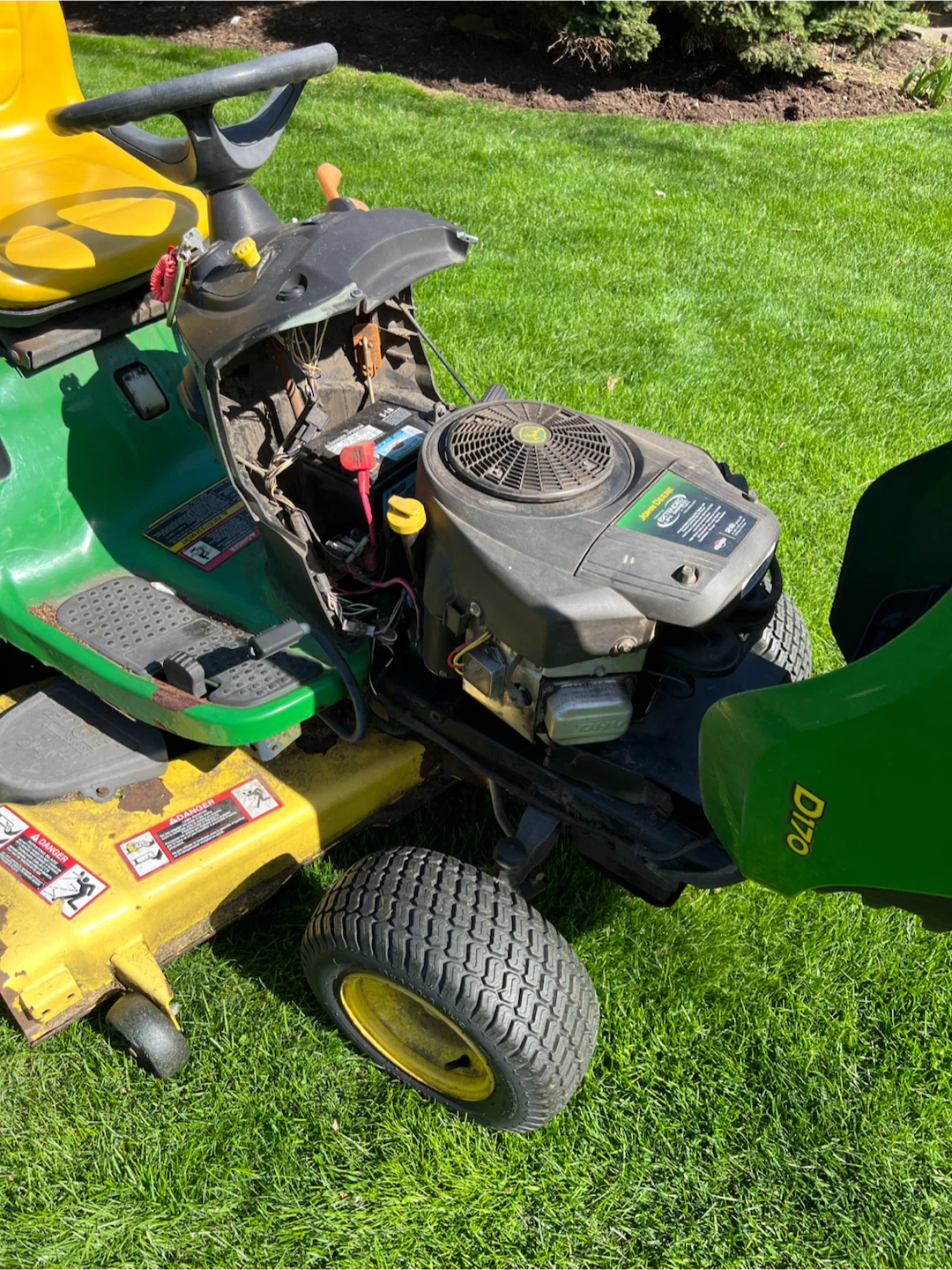 John Deere D170 riding lawnmower tractor - photo 3