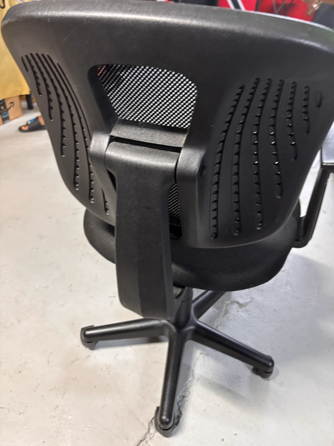 Black Mesh Office Chair - photo 2