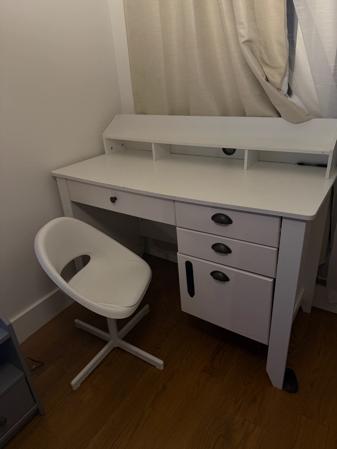 White HOMBCK Desk with Hutch and Drawers