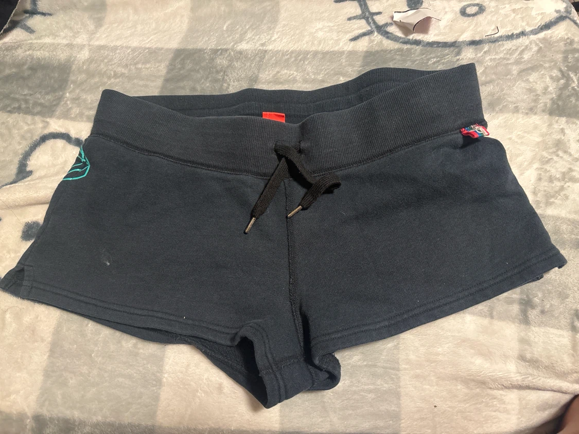 Vintage TNA Aritzia Graphic Shorts - photo 2