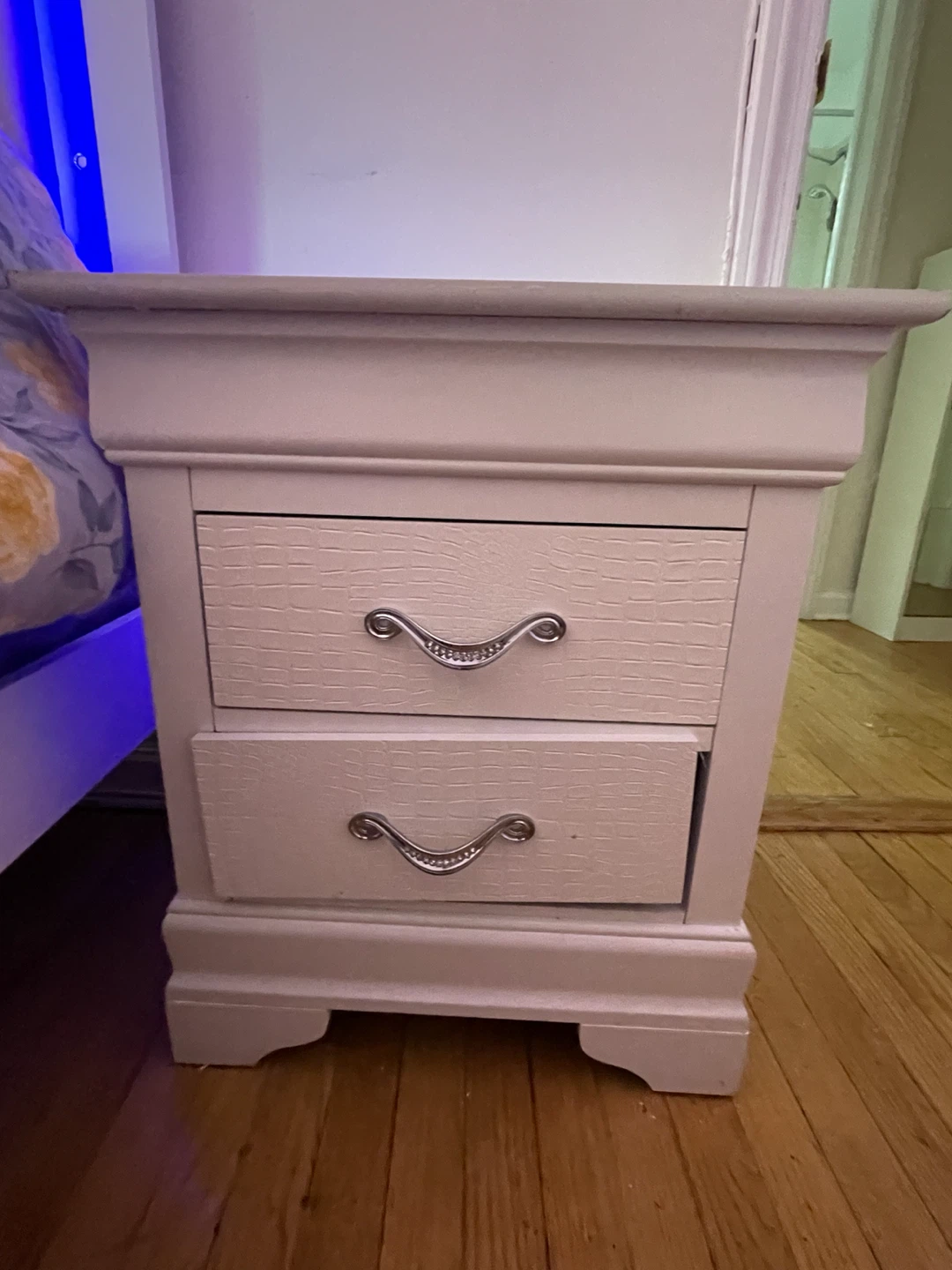 Queen Size LED Bedroom Set - Bed Frame, Nightstand, Dresser - photo 3