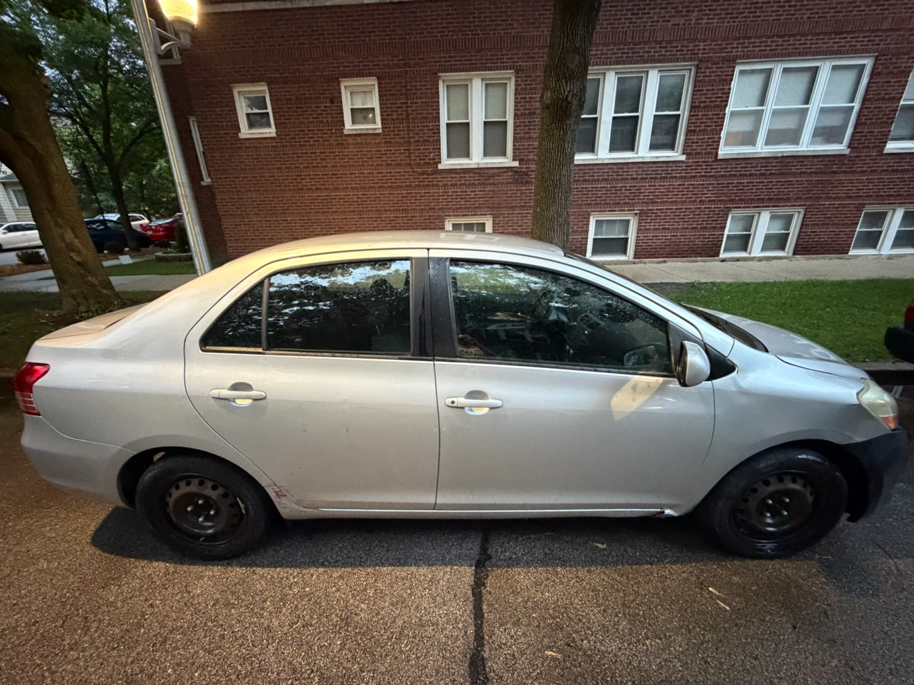 Toyota Yaris Sedan - photo 3