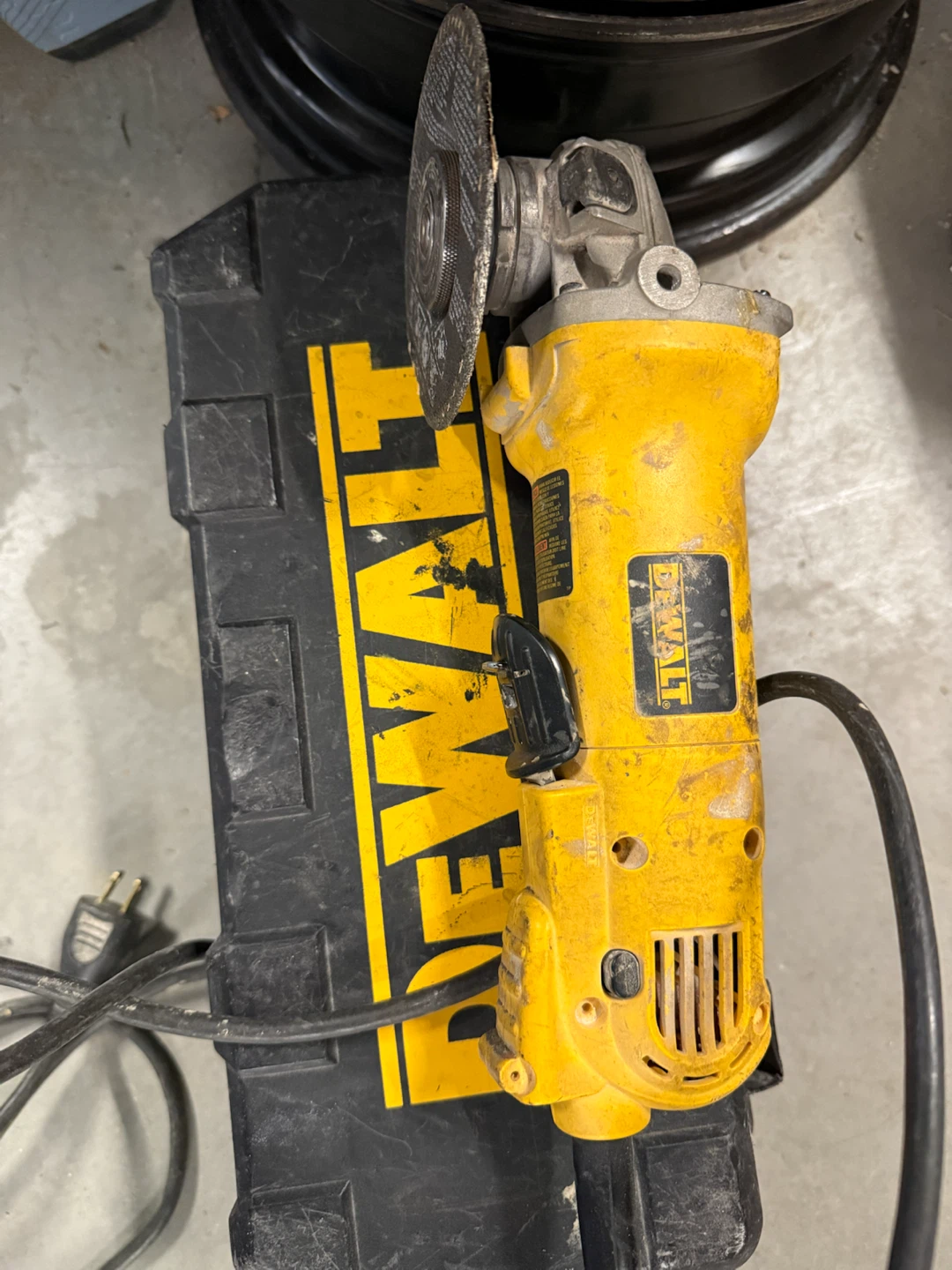 DeWalt D28402 4 1/2" Angle Grinder with Case - photo 2