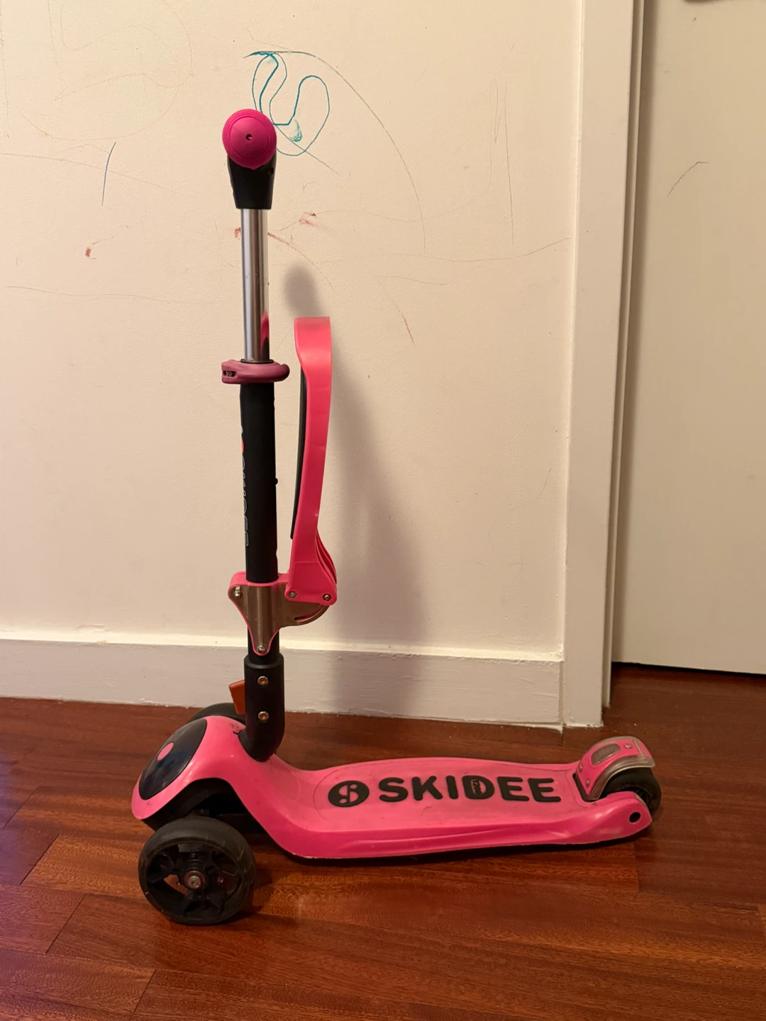 Pink SKIDEE 3-Wheel Scooter with Seat