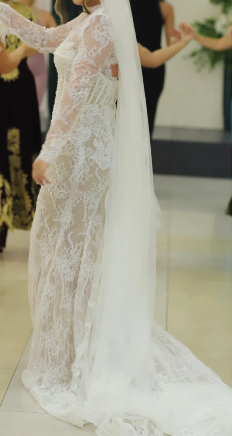 Elegant White Lace Wedding Dress with Veil - photo 3