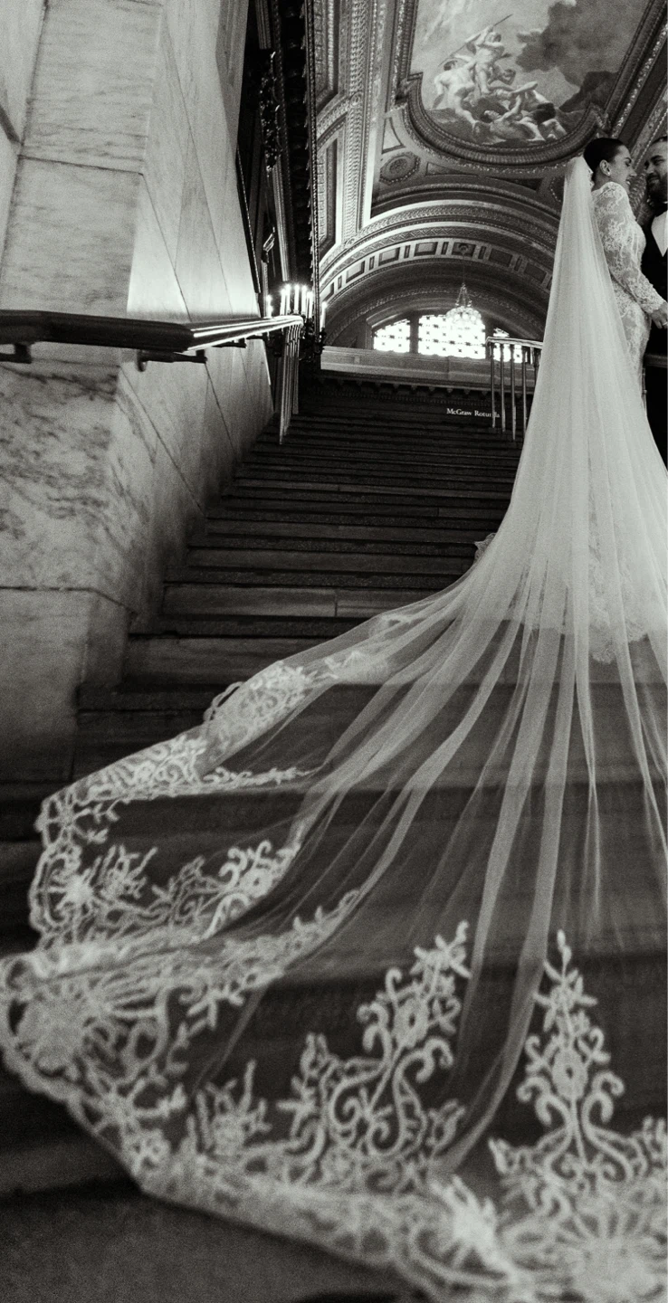Elegant White Lace Wedding Dress with Veil - photo 2