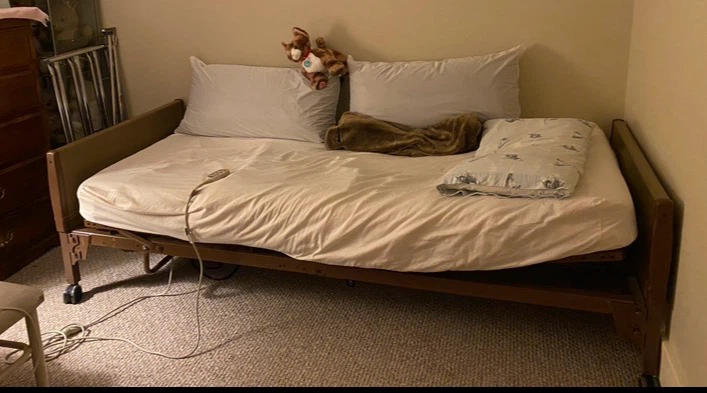 Electric Bed, Invacare, Mattress included - photo 2
