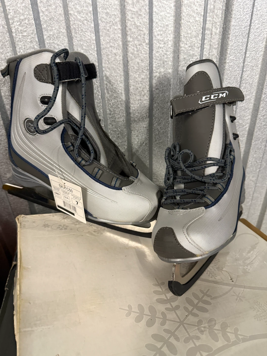 CCM SKR C50 Lady Ice Skates Size 7 - photo 2