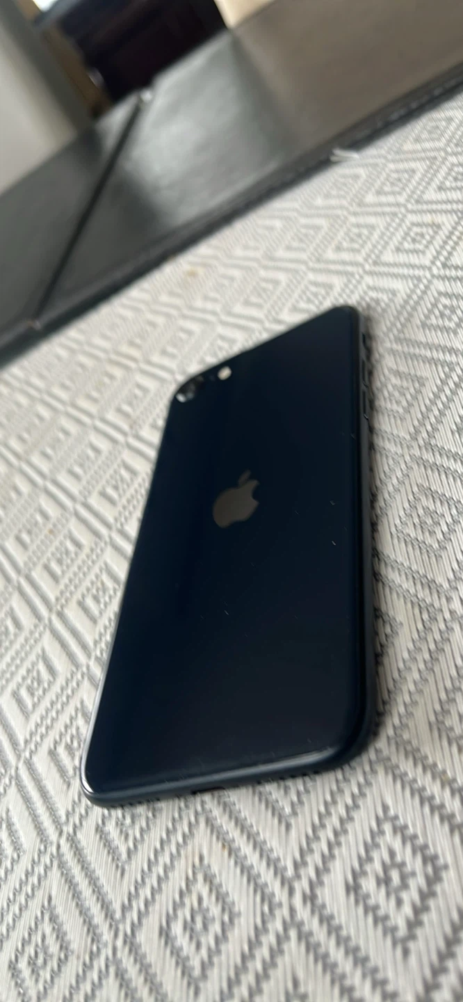 Apple iPhone SE 3rd Gen (2022) - photo 2