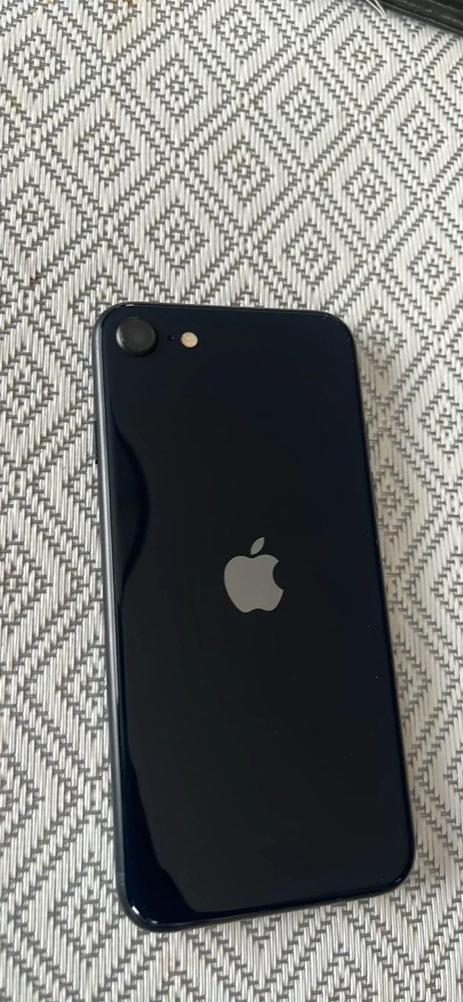 Apple iPhone SE 3rd Gen (2022) - photo 3