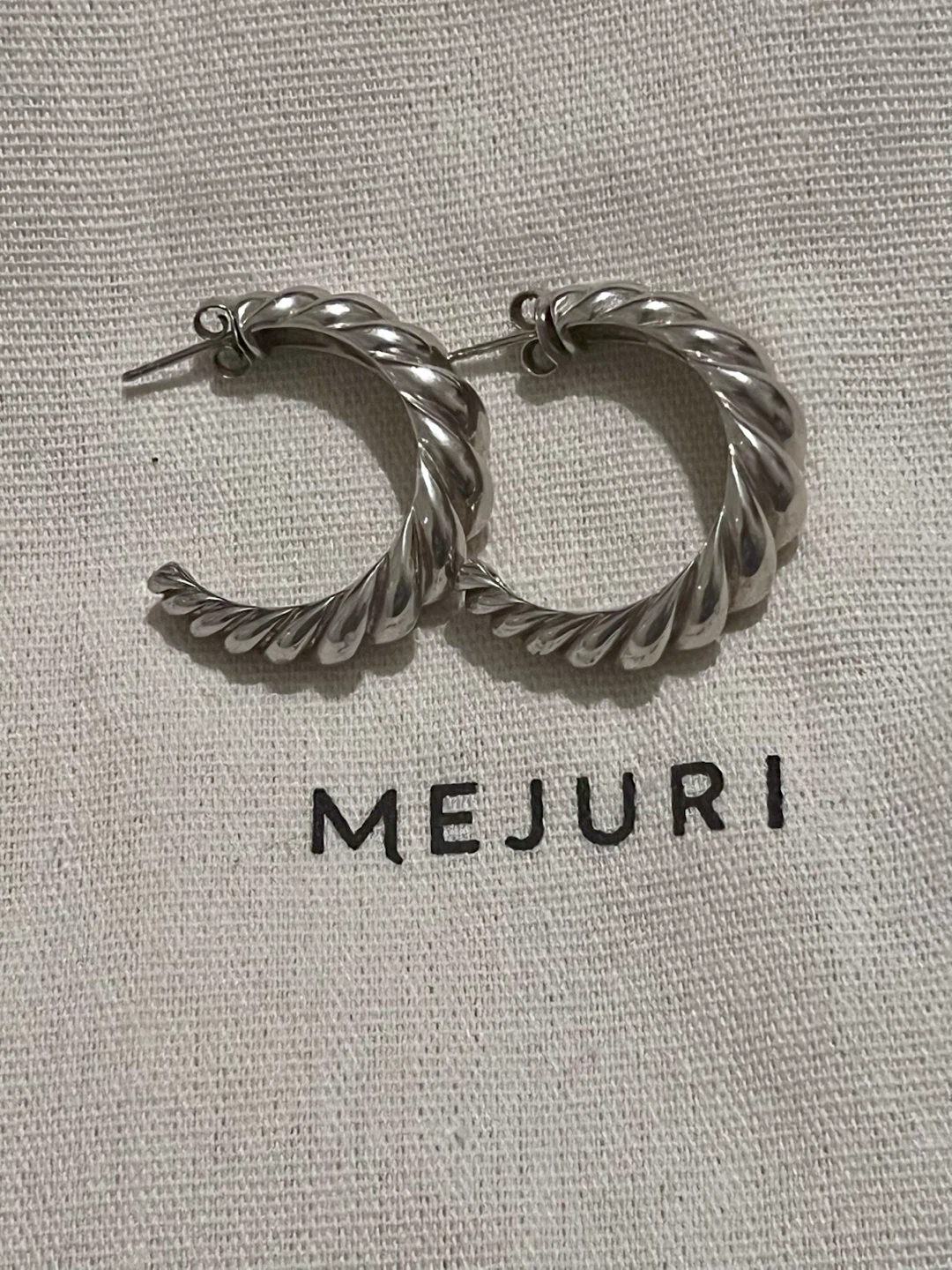 Authentic Mejuri Croissant Dome Hoop Earrings – Discontinued - photo 2