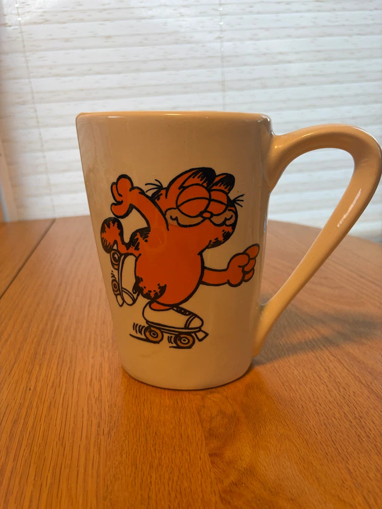 Garfield Vintage milk bag pitcher on Roller Skates - photo 2