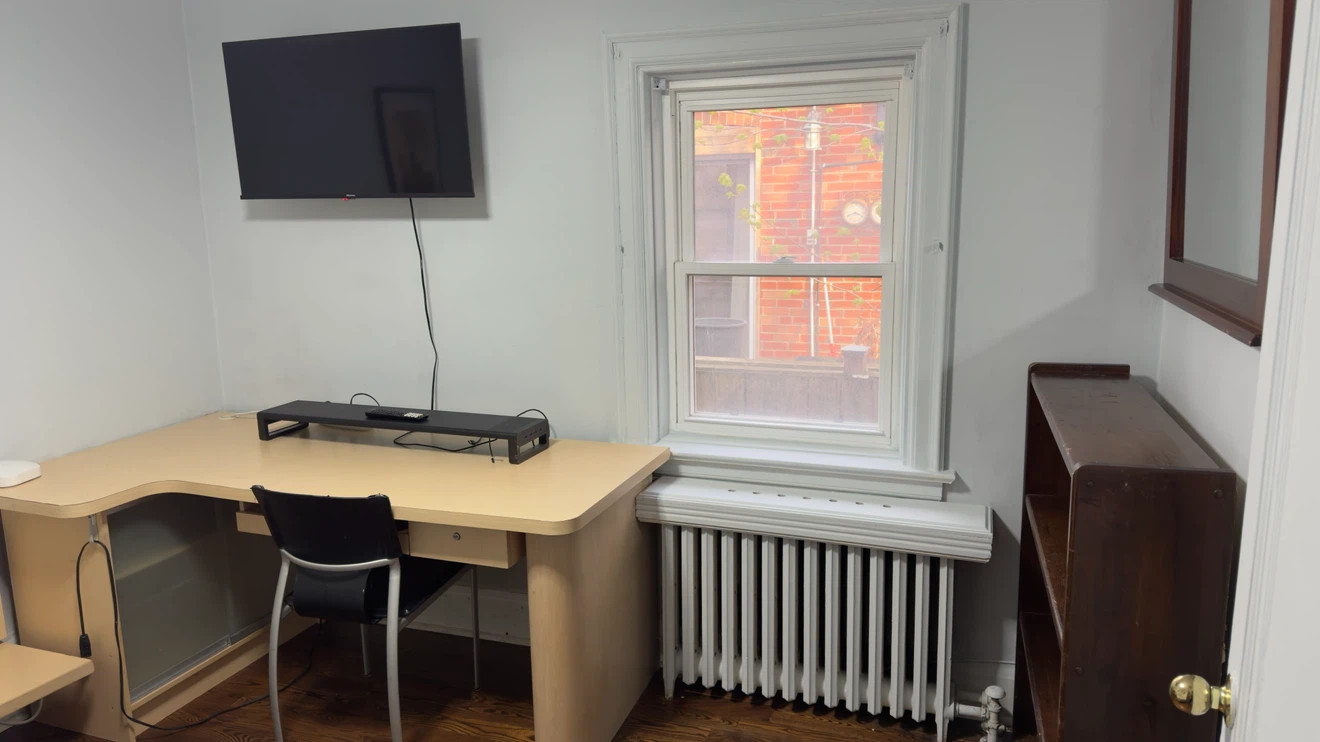 Furnished  private room at the main flor for rent. - photo 4