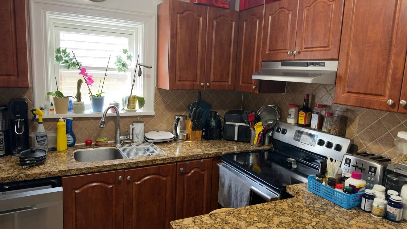 Furnished  private room at the main flor for rent. - photo 5