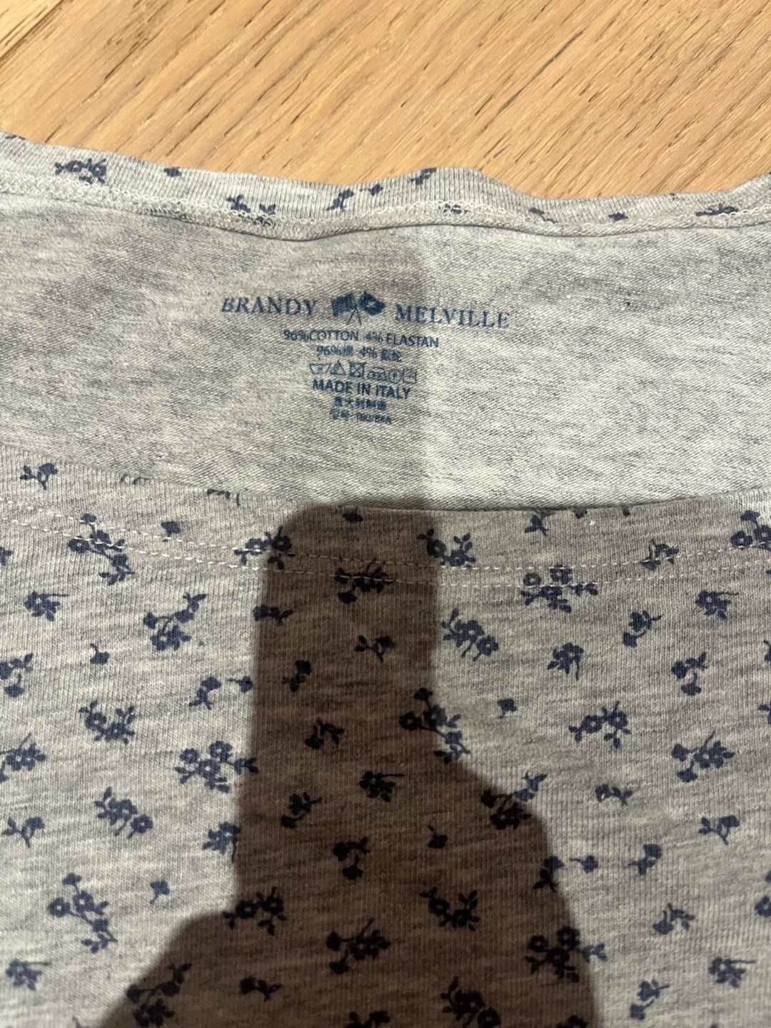 Brandy Melville Grey Floral Print Cropped T-Shirt - photo 2
