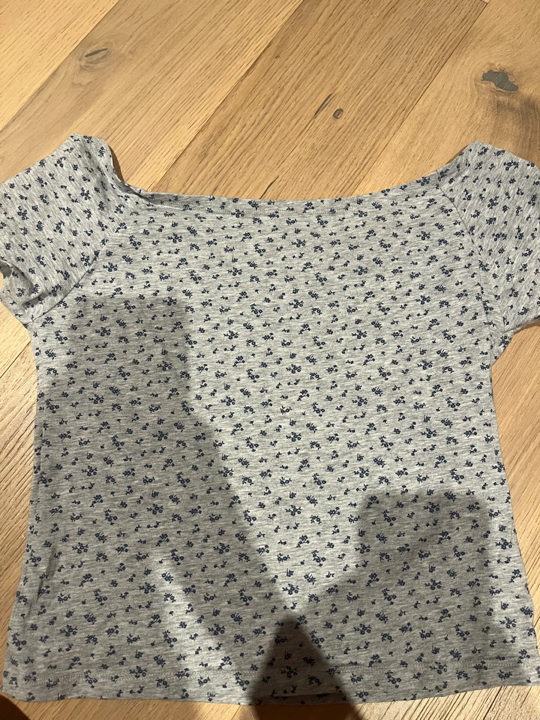 Brandy Melville Grey Floral Print Cropped T-Shirt - photo 3