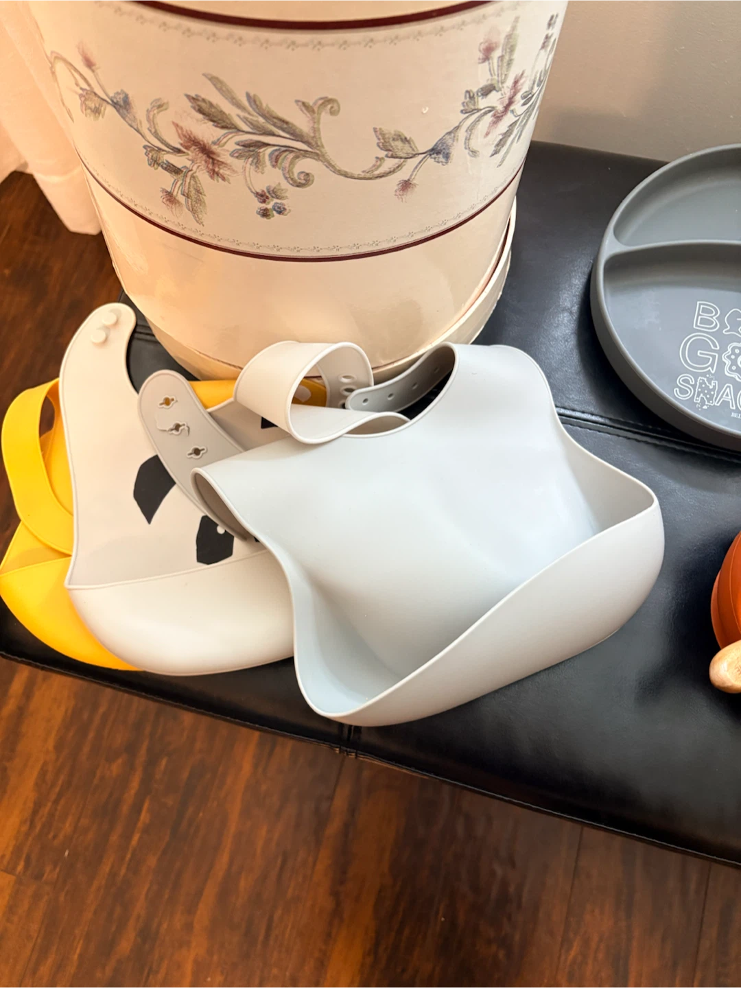 15 pieces Baby Feeding Set with Plates, Bibs & Sippy Cups - photo 2